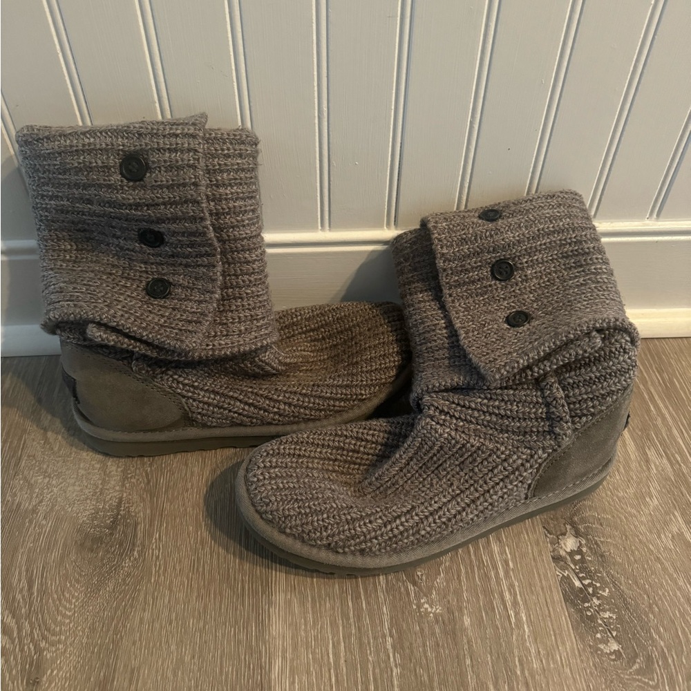 Women’s grey sweater uggs. Used but in good condition!